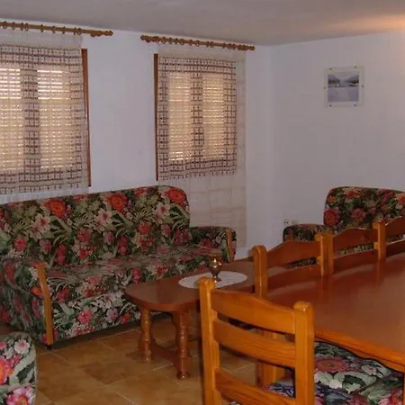 Luisa Costa Villa *